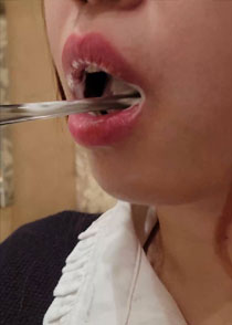 HKTKSC04歯磨きをドアップで撮られて恥ずかしがる女の子